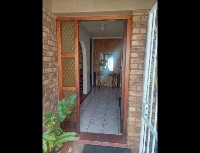 4 BEDROOM HOUSE FOR SALE IN HELIKONPARK